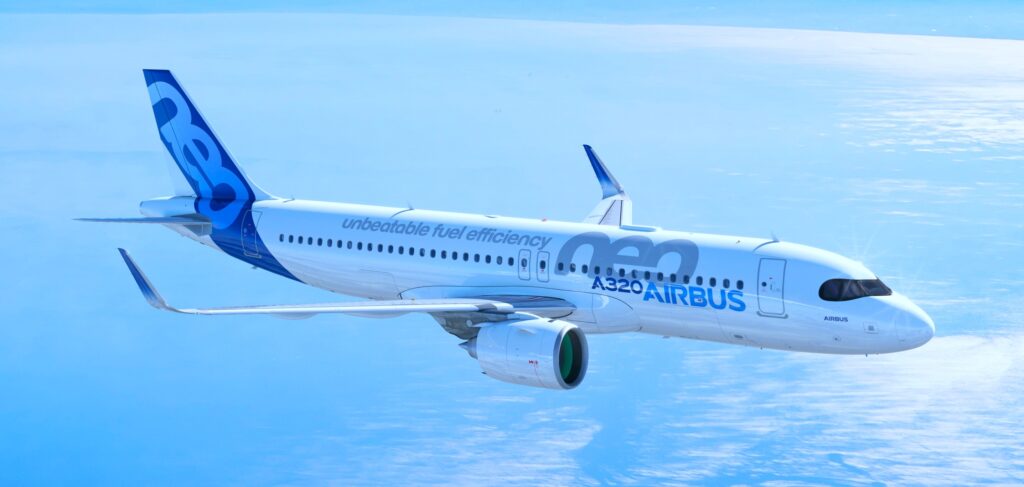 Airbus Flugzeug fliegt über den Ozean